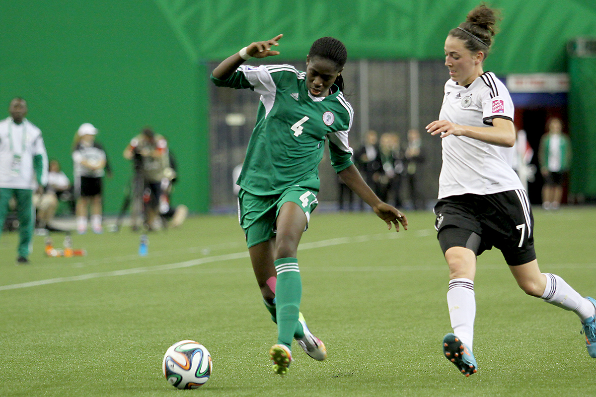 Asisat Oshoala (Ghana, l.), Kathrin Schermuly (Deutschland, r.)