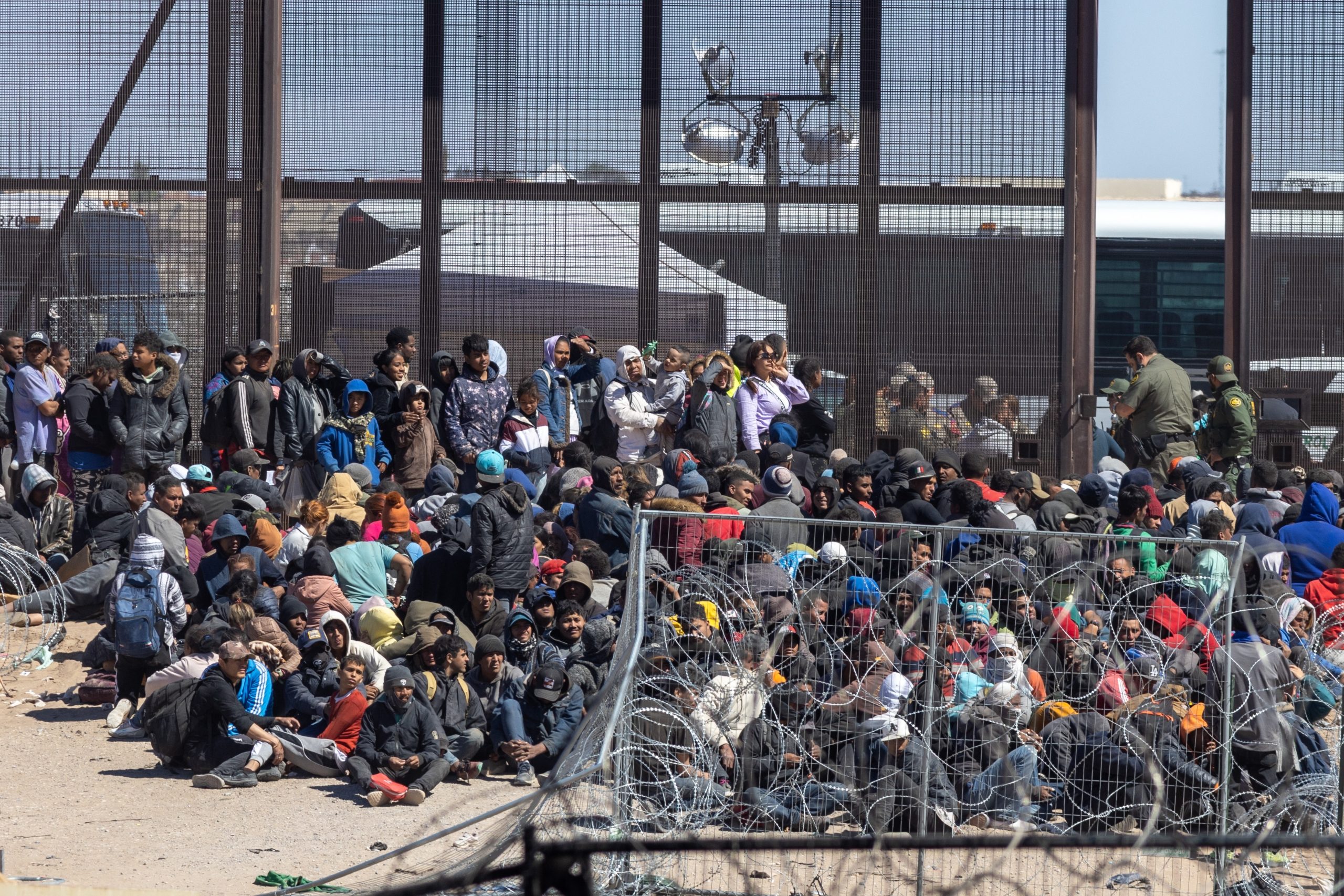 Juárez,,Chih.,,Mex.,,03-21-24.,Hundreds,Of,Migrants,Attempt,To,Cross