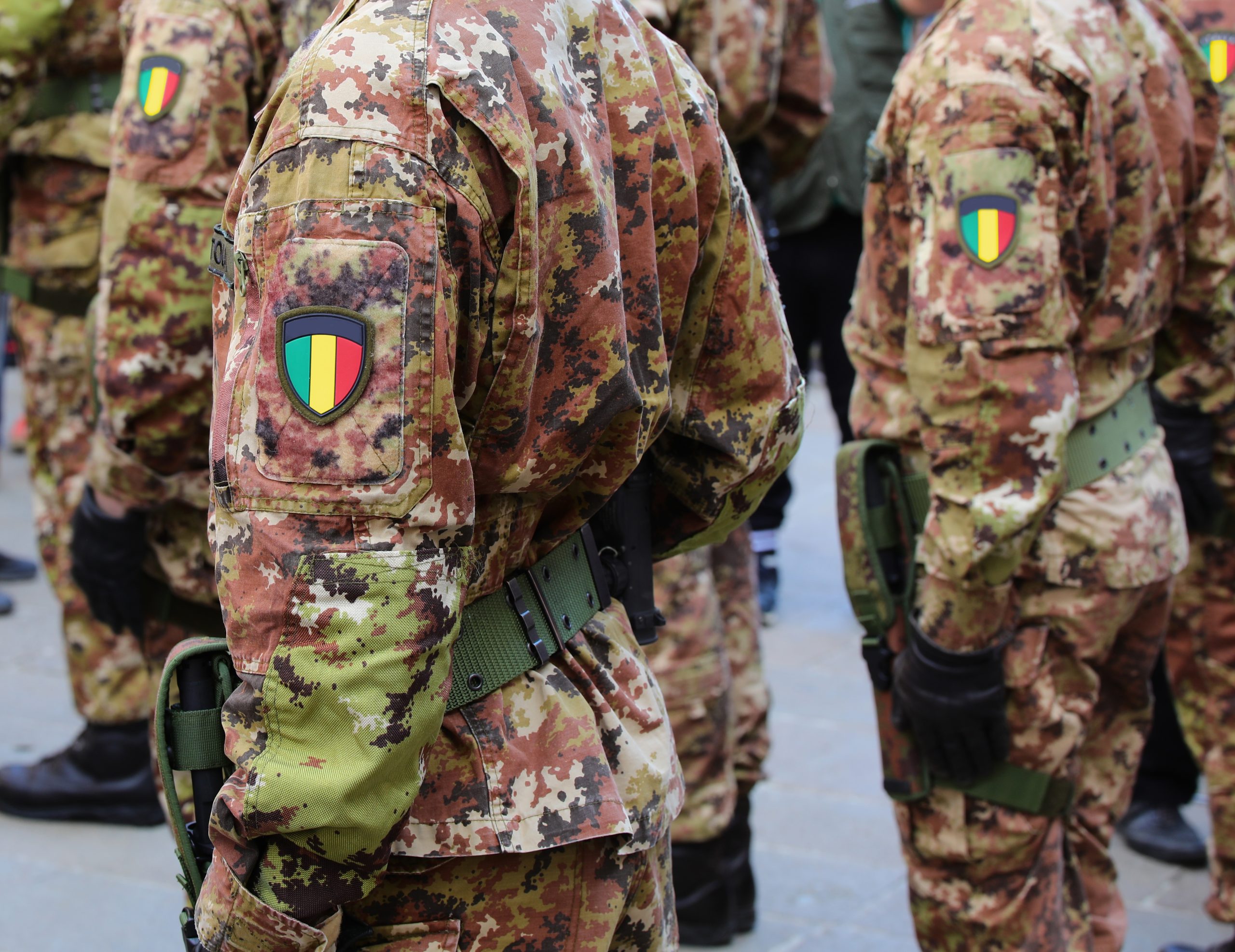 Army,Soldiers,Wearing,Camouflage,Uniform,And,National,Flag,Insignia